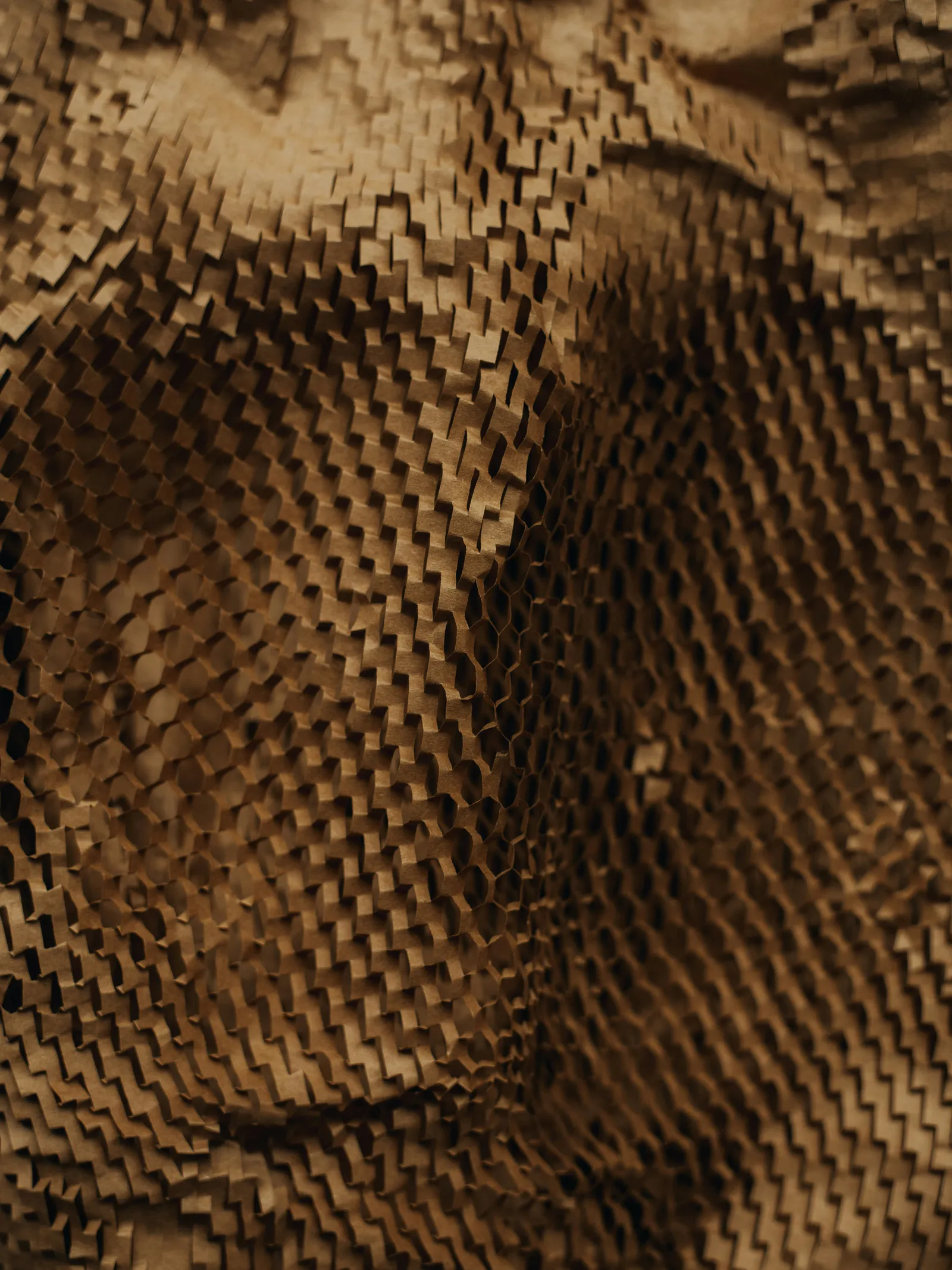 Expandable kraft honeycomb packaging paper used as a plastic-free protective wrap